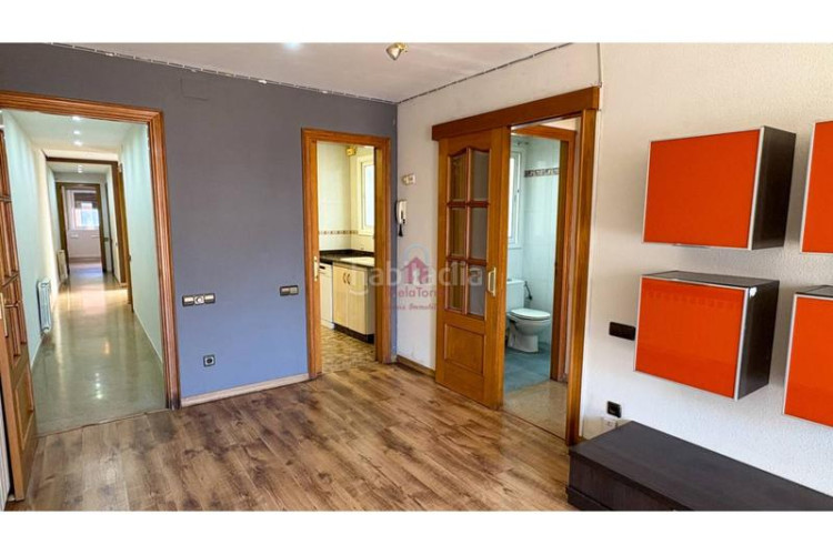 Ático  en venta tocando avda. jaume 1 de 105m construidos con salida a terraza de 18m a pie de comedor. en Terrassa