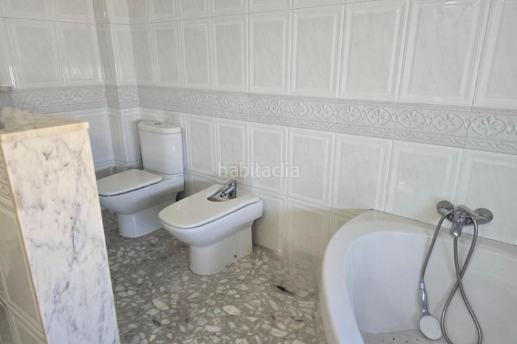 Chalet casa de 3 plantas con piscina y gran garajealmacén en Terrassa