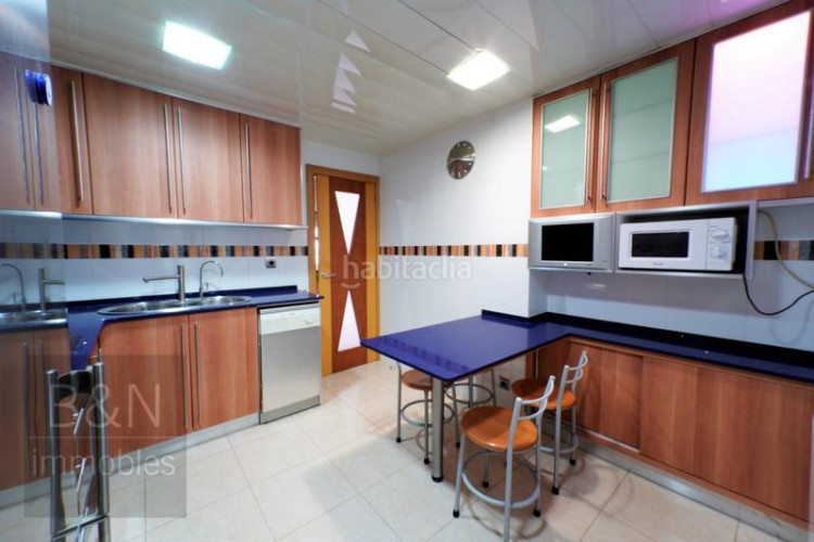 Piso una vivienda reformada, llena de luz natural, de estilo moderno y equipada con muebles hechos a medida! en Terrassa