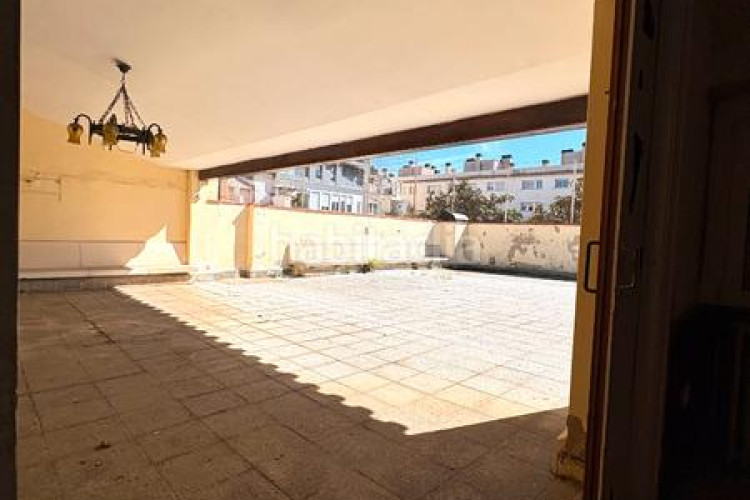Piso  señorial único en pleno centro – 6 habitaciones, 3 baños, terraza de 200 m², parking incluido en Terrassa