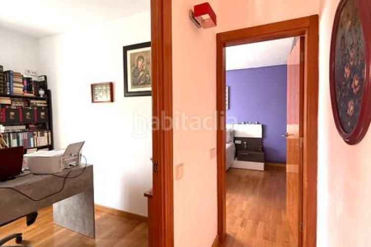 Piso zona de Ca n'Aurell. piso de 4habs. + 2lav. + balcón en angel sallent en Terrassa