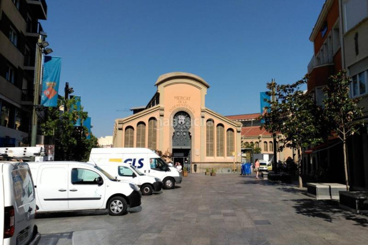 Piso  seminuevo junto a rambla, 3 habitaciones y pk opcional.. muy actual en Terrassa