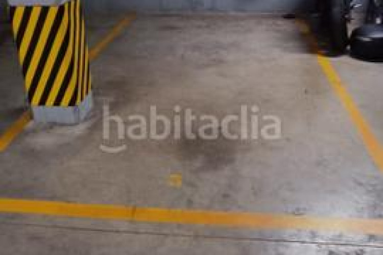 Piso  2 habitaciones con balcón junto estación est en Terrassa