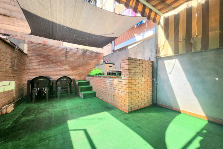 Piso con entrada independiente, terraza y parking en Terrassa