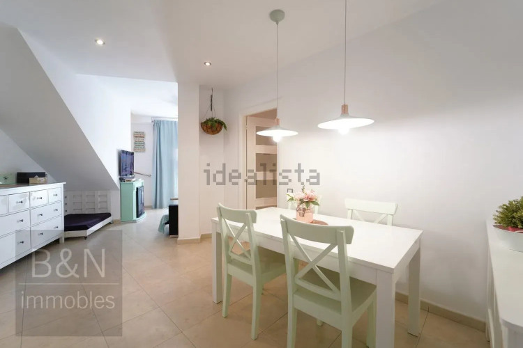 ¡Bienvenido al hogar de tus sueños! Este exclusivo dúplex es mucho más que una vivienda.