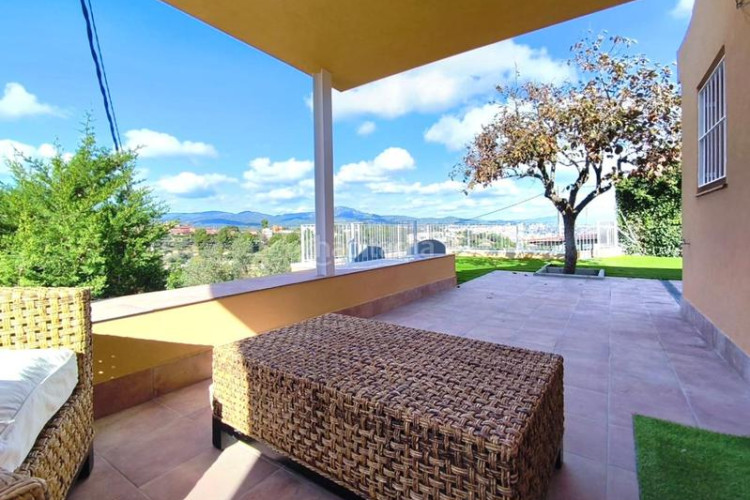 Casa acollidora casa a quatre vents situada en una zona privilegiada amb vistes espectaculars i a només 3 minuts . en Terrassa