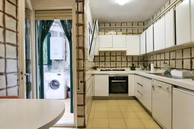 Piso de 137 m2 amb 4 hab i balco 10 m2 oest al carrer ireneu a 50 metres rambla en Terrassa