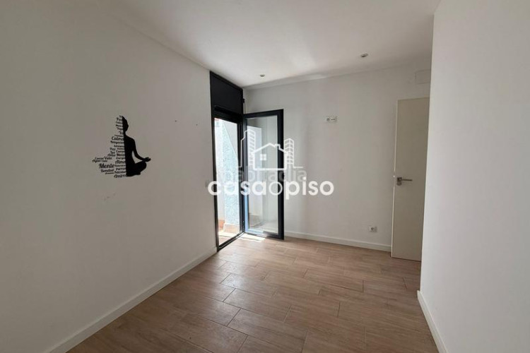 Casa adosada  en ca naurell, 3 dormitorios y 2 baños. buen estado, orientada al sur. perfecta para disfrutar de un hogar acogedor. en Terrassa