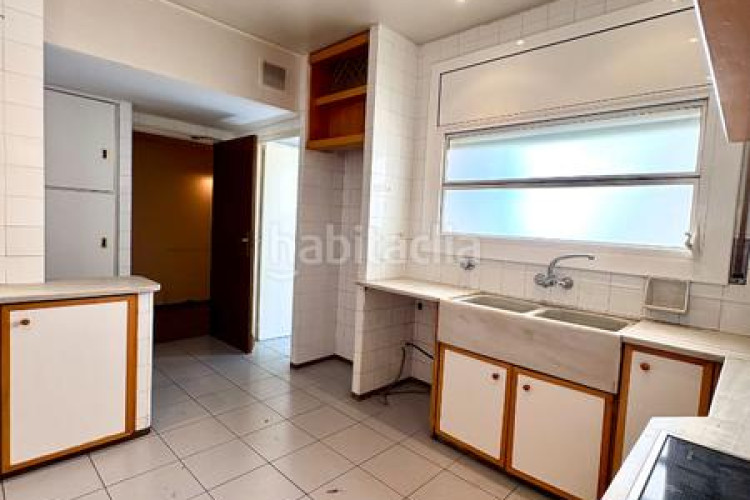 Piso  señorial único en pleno centro – 6 habitaciones, 3 baños, terraza de 200 m², parking incluido en Terrassa