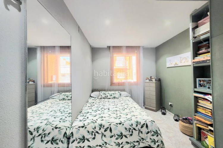 Piso con entrada independiente, terraza y parking en Terrassa