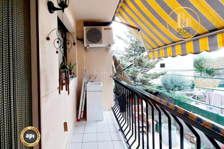 Casa impecable casa unifamiliar renovada con 4 plantas, garaje triple y estudio con chimenea en la gripia en Terrassa