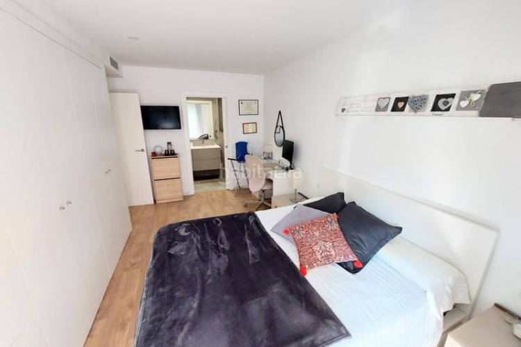 Piso  seminuevo junto a rambla, 3 habitaciones y pk opcional.. muy actual en Terrassa