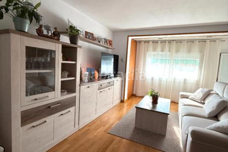 Piso zona de Ca n'Aurell. piso de 4habs. + 2lav. + balcón en angel sallent en Terrassa