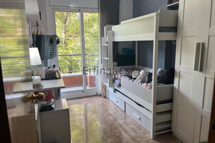 Piso se vende piso en zona comercial con todo tipo de transporte publico en Terrassa
