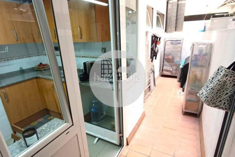 Piso bonito piso de 85 m2, 3 hab, 2 baños, galería, balcón, pk y zona comunitaria, en zona olímpica en Terrassa
