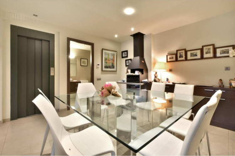 Poetessa Caparu00E0, Sant Pere Nord