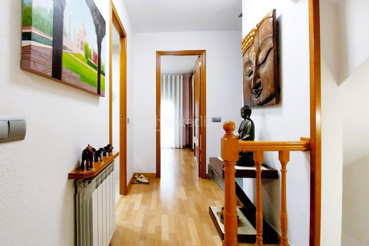 Casa magnifica casa unifamiliar de 230 m2 con 3 hab dobles y gran estudio 55 m2 en Terrassa