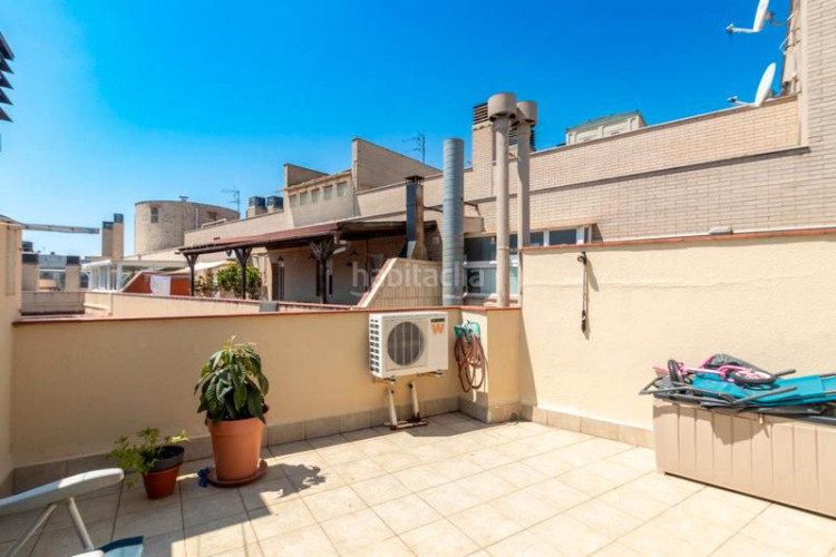 Dúplex zona centro. luminoso ático dúplex de 3habs. + 2lav. + terraza en Terrassa