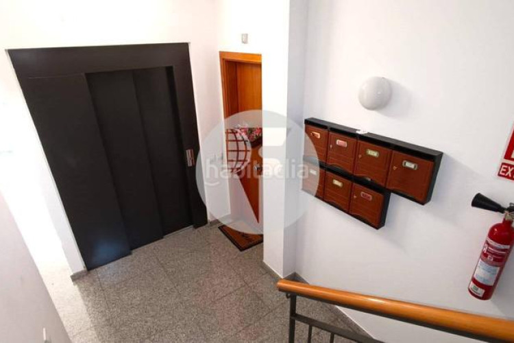 Planta baja bonita planta baja de 2 hab, terraza con barbacoa y plaza de aparcamiento en carrer conca torresana la gripia, en Terrassa