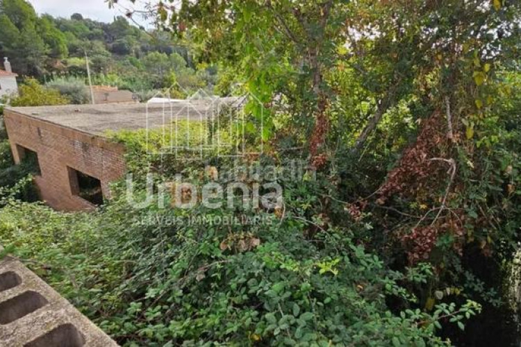Chalet solar residencial esquinero con orientación sur en can boada, ! en Terrassa