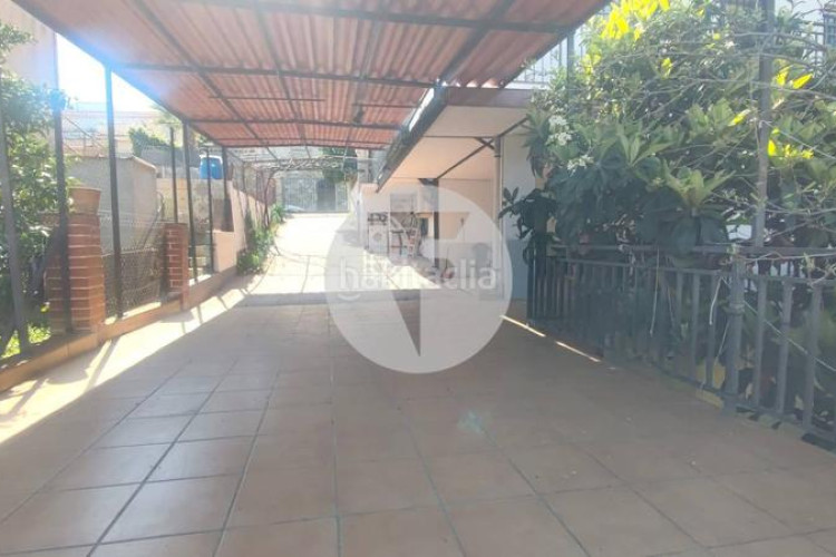 Casa encantadora casa independiente en Can Parellada, perfecta para dos familias en Terrassa