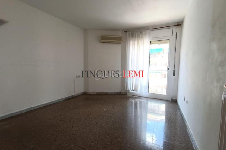 Piso  4 habitaciones junto a plaça lluís companys ascensor en Terrassa