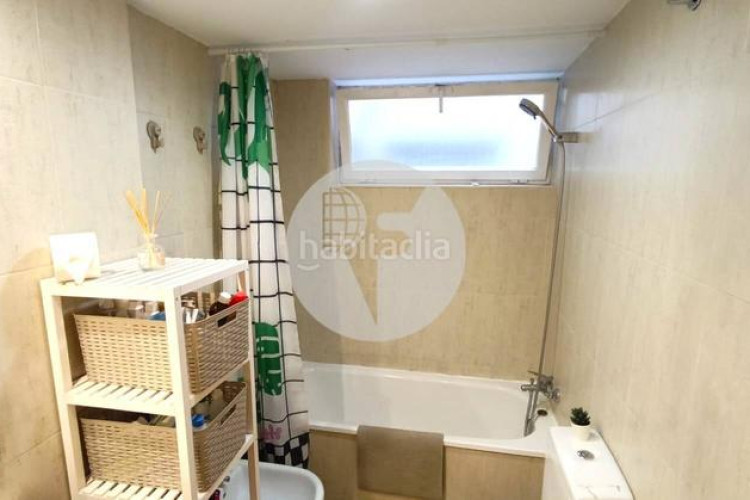 Piso bonito piso de 85 m2, 3 hab, 2 baños, galería, balcón, pk y zona comunitaria, en zona olímpica en Terrassa