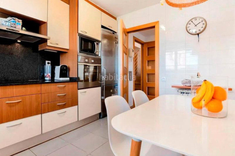 Dúplex en carrer de miquel vives 5 exclusivo duplex: salón-comedor, cocina, 4 habitaciones, 3 baños, terraza, pk y trastero en Terrassa