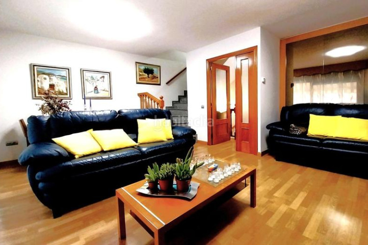 Casa magnifica casa unifamiliar de 230 m2 con 3 hab dobles y gran estudio 55 m2 en Terrassa