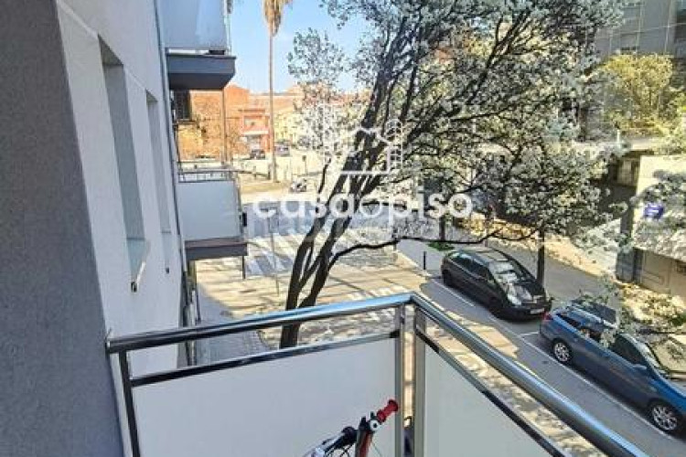 Piso  reformado en La Cogullada 3 dormitorios, 1 baño, todo exterior, cocina individual, con dos balcones uno de 6m y otro de 4m y en Terrassa