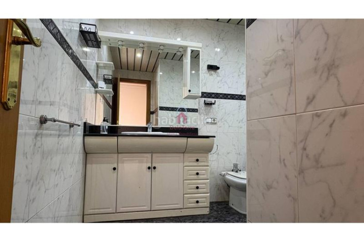 Ático  en venta tocando avda. jaume 1 de 105m construidos con salida a terraza de 18m a pie de comedor. en Terrassa