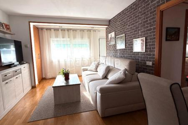 Piso zona de Ca n'Aurell. piso de 4habs. + 2lav. + balcón en angel sallent en Terrassa