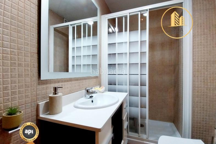 Casa impecable casa unifamiliar renovada con 4 plantas, garaje triple y estudio con chimenea en la gripia en Terrassa