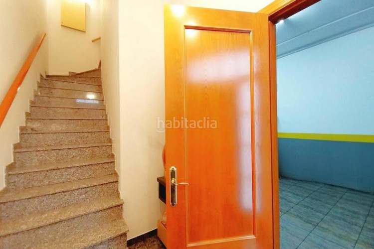 Casa magnifica casa unifamiliar de 230 m2 con garaje 3 coches, 3 grandes dormitorios, especatcular estudio 55 m2 y patio en Terrassa