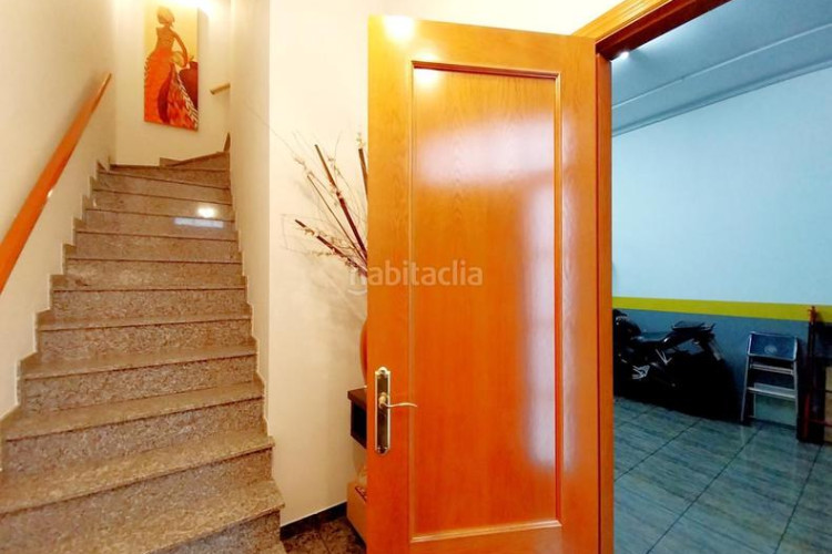 Casa magnifica casa unifamiliar de 230 m2 con 3 hab dobles y gran estudio 55 m2 en Terrassa