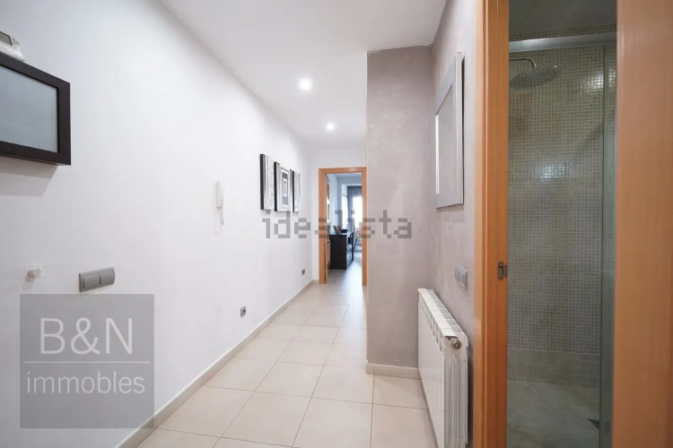 Un hogar reformado, con doble salida exterior y solo un vecino.