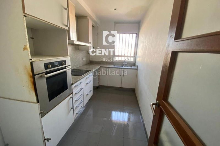 Dúplex piso de tres habitaciones situado en el barrio de escoles. en Terrassa