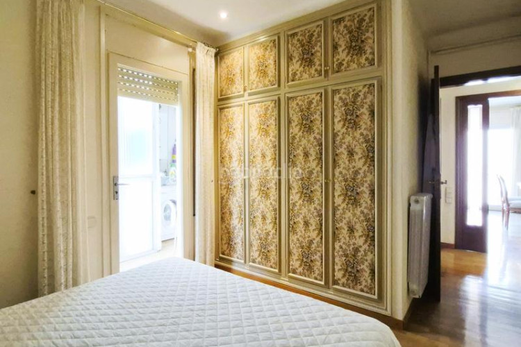 Piso de 137 m2 amb 4 hab i balco 10 m2 oest al carrer ireneu a 50 metres rambla en Terrassa