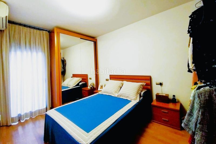 Casa magnifica casa unifamiliar de 230 m2 con 3 hab dobles y gran estudio 55 m2 en Terrassa