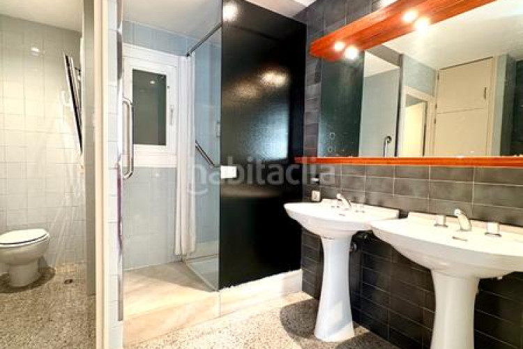 Piso  señorial único en pleno centro – 6 habitaciones, 3 baños, terraza de 200 m², parking incluido en Terrassa