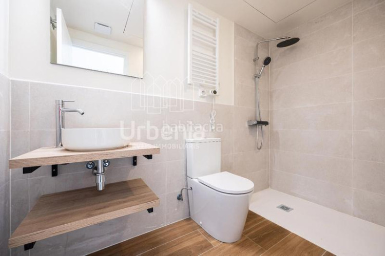 Dúplex luminosos dúplex con terraza con buenas vistas de 3 y 4 dormitorios en Terrassa