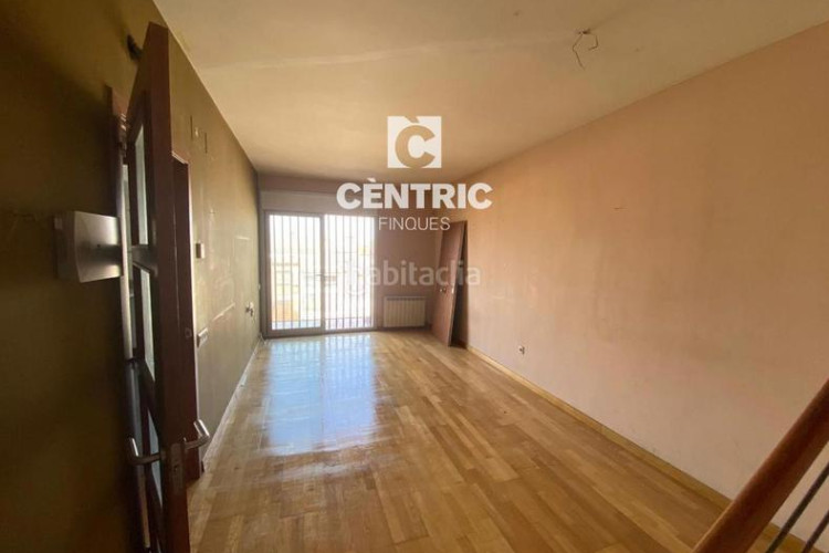 Dúplex piso de tres habitaciones situado en el barrio de escoles. en Terrassa