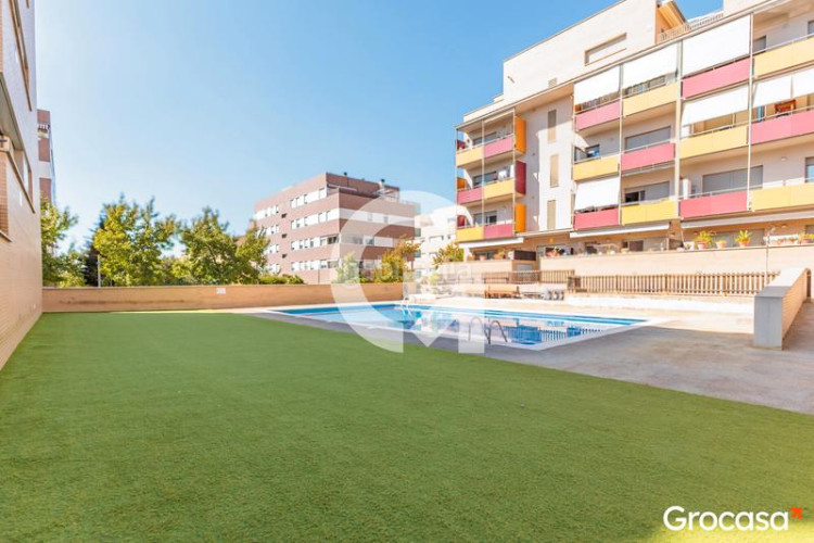Planta baja precioso piso con terraza y parking en Can Roca en Terrassa