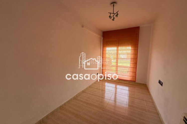 Piso amplio piso reformado en Can Roca. 3 dormitorios, 2 baños y terraza de 12 m. vistas espectaculares. ideal para tu familia. no lo d en Terrassa