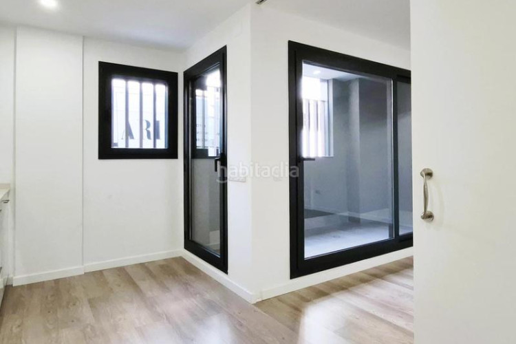 Planta baja pis obra nova 95 m2 2 hab dobles i estudi al carrer transversal en Terrassa