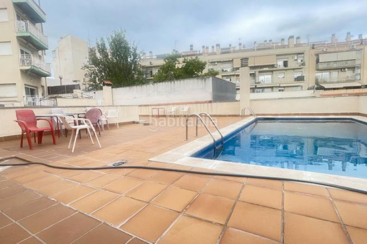 Piso zona de sant pere. piso de 3habs. + 2lav. + balcón + trastero + piscina comunitaria en Terrassa