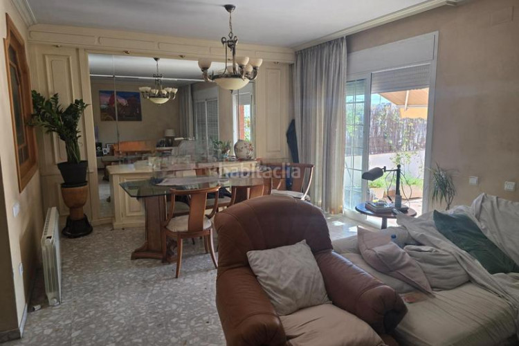 Chalet casa de 3 plantas con piscina y gran garajealmacén en Terrassa