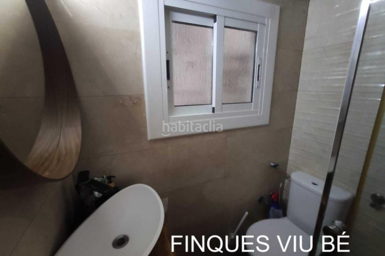 Piso  reformado de 3 habitaciones exterior con balcón en Terrassa