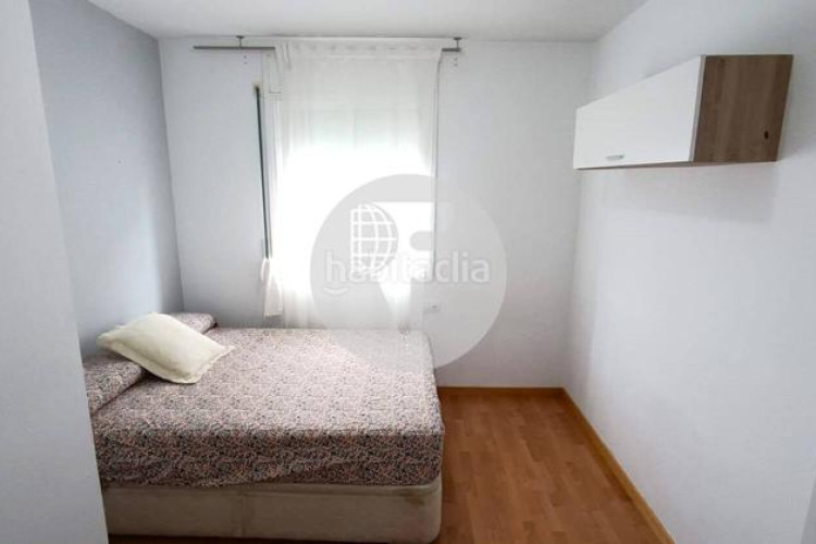 Planta baja bonita planta baja de 2 hab, terraza con barbacoa y plaza de aparcamiento en carrer conca torresana la gripia, en Terrassa