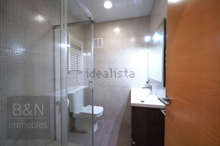 Un hogar reformado, con doble salida exterior y solo un vecino.